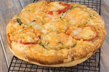 Dolmalık biber peynir focaccia ekmek.