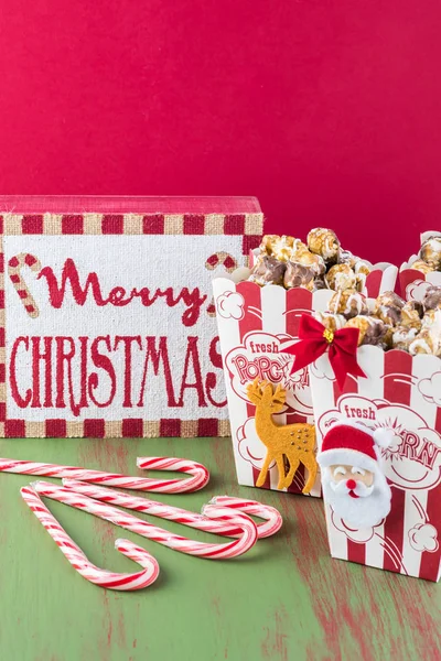 Cioccolato gocciolamento caramello mais . — Foto Stock