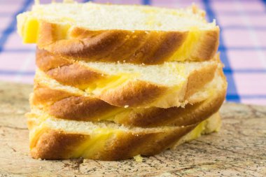 Kesilmiş taze Fransız tatlı çörek.