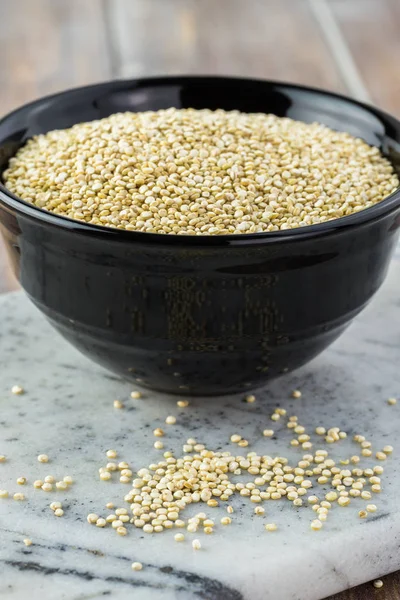 Biologische quinoa korrels. — Stockfoto