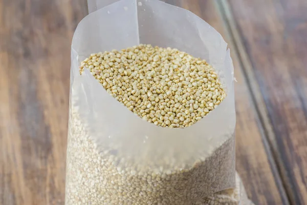 Ziarna quinoa organicznych. — Zdjęcie stockowe