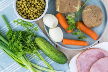 Geleneksel Rus olivier salatası jambon sebze için malzemeler