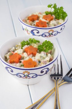 Geleneksel Rus olivier salatası jambon sebzeli.