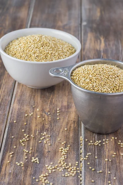 Biologische quinoa korrels. — Stockfoto