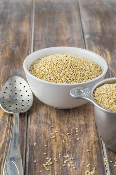 Biologische quinoa korrels. — Stockfoto