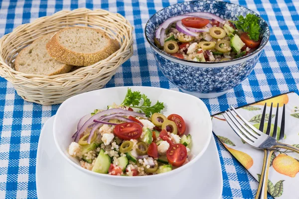 Quinoa mediterraner Salat. — Stockfoto