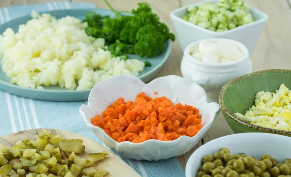 Ingredience pro tradiční ruské olivier salát s šunkou veget — Stock fotografie