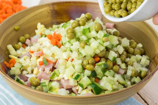 Ingrediënten voor traditionele Russische olivier salade met ham veget — Stockfoto