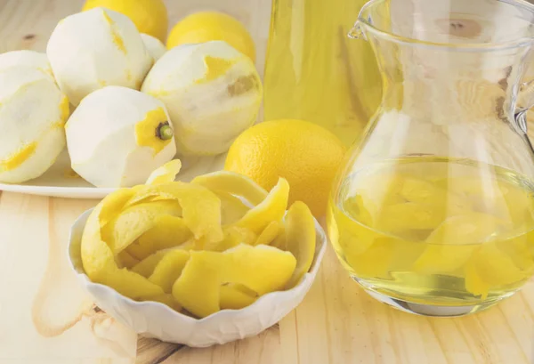 Ev yapımı alkol içki limoncello.