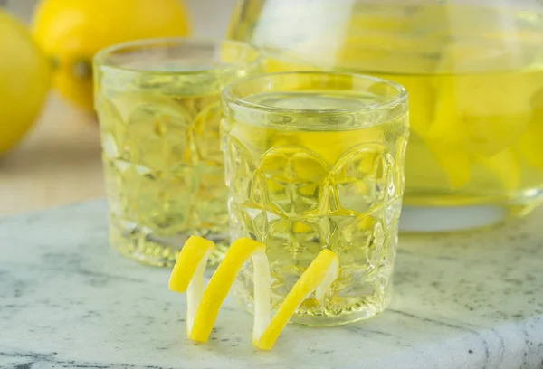 Bebida casera de alcohol limoncello . —  Fotos de Stock