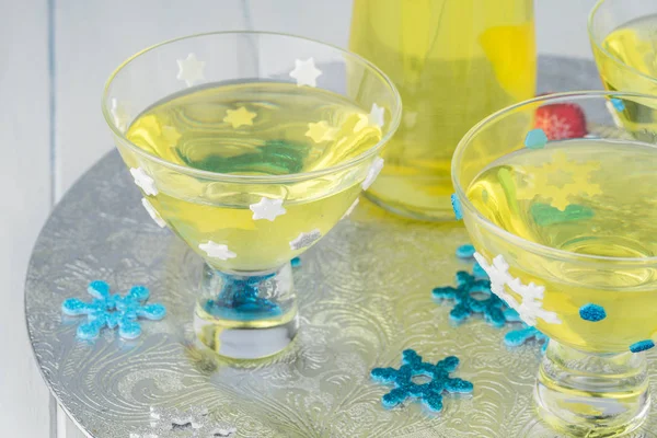 Boisson alcoolisée maison limoncello . — Photo