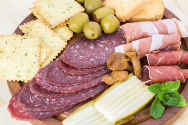 Dilimlenmiş salam ve prosciutto ile başlangıç plaka.