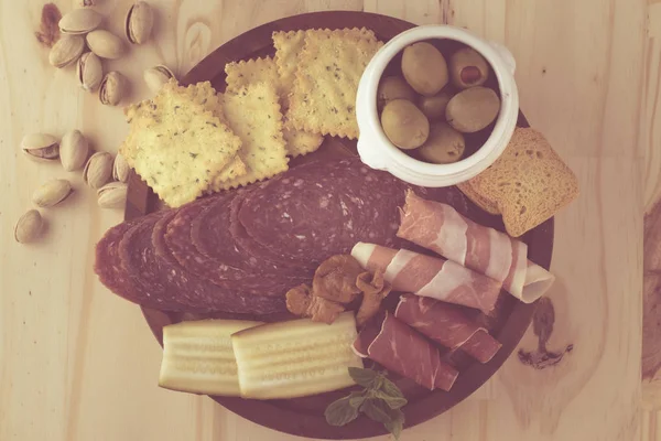 Antipasto con salame a fette e prosciutto . — Foto Stock