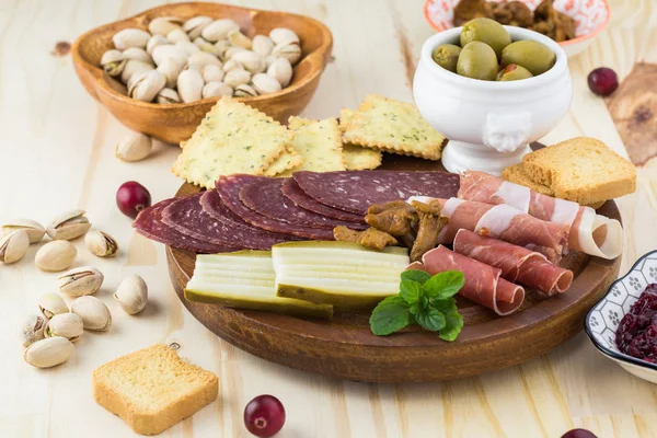 Antipasto con salame a fette e prosciutto . — Foto Stock