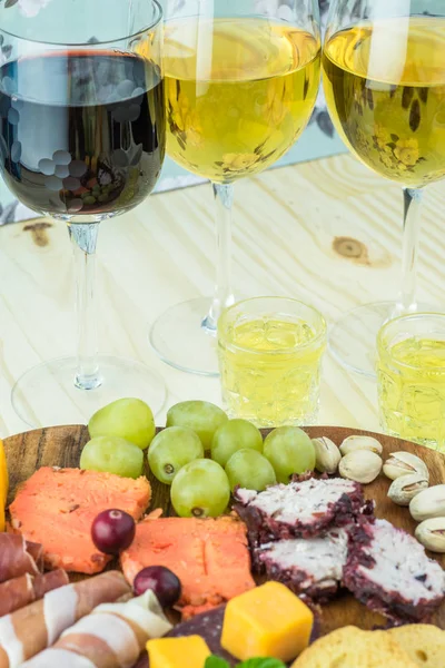 Antipasto con formaggi assortiti e carne e varietà di alcoh — Foto Stock