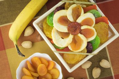 Kurutulmuş meyve tabağı. Gıda Hediyelik.
