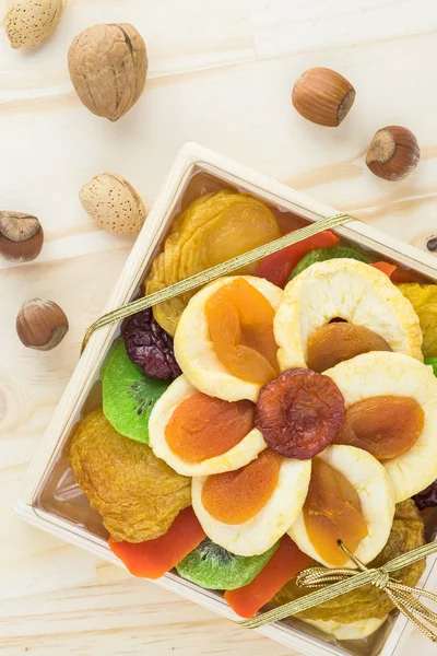 Kurutulmuş meyve tabağı. Gıda Hediyelik.