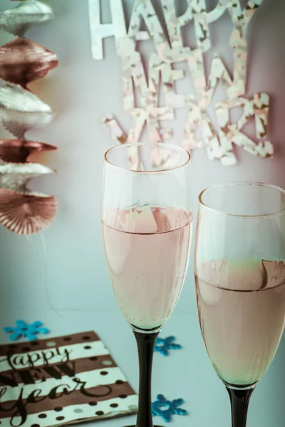 Bril met mousserende wijn voor Nieuwjaar feest. — Stockfoto