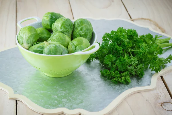 Bio-rohe Rosenkohl und Petersilie. — Stockfoto