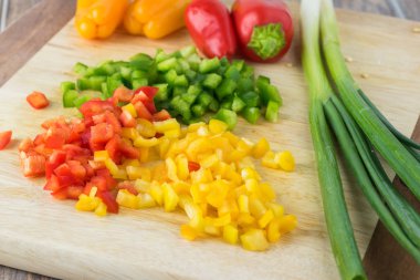 Kahvaltı pastırma pasta için malzemeler.