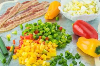 Kahvaltı pastırma pasta için malzemeler.