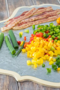 Kahvaltı pastırma pasta için malzemeler.