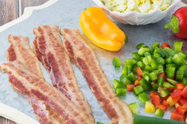 Kahvaltı pastırma pasta için malzemeler.