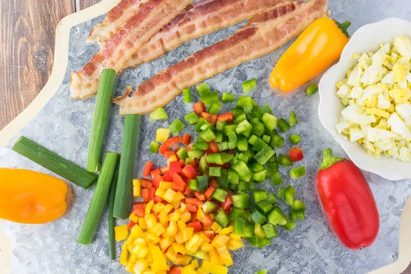 Kahvaltı pastırma pasta için malzemeler.