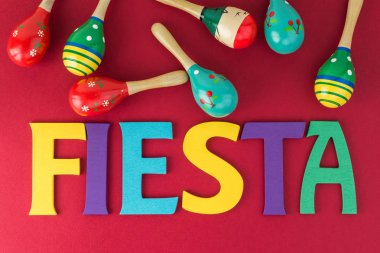 Meksika fiesta masa dekorasyonu renkli boyalı harfleri ile bir