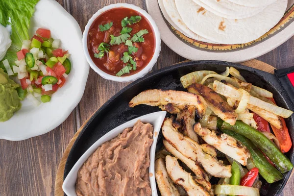 Comida mexicana. Frango fajitas . — Fotografia de Stock