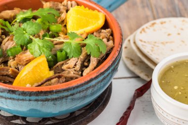 Meksika yemeği. Yavaş pişmiş domuz carnitas salsa verde ile