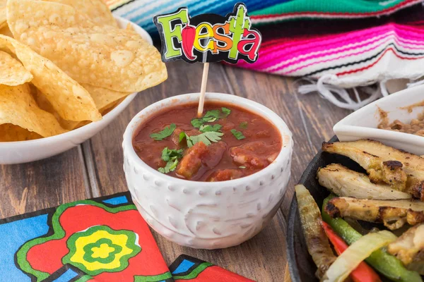 Mexican food. Salsa, chips, chicken fajitas on fiesta decorated — Stock Photo, Image