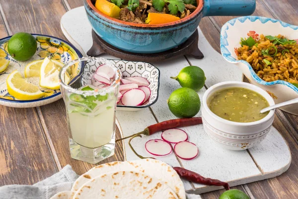 Comida mexicana. Carne de porco cozida lenta carnitas com salsa verde — Fotografia de Stock