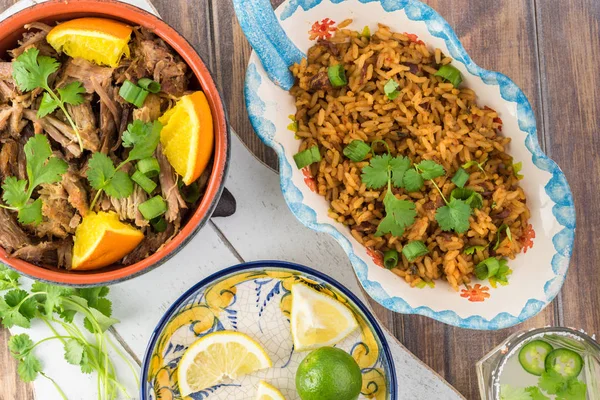 Meksika yemeği. Yavaş pişmiş domuz carnitas salsa verde ile