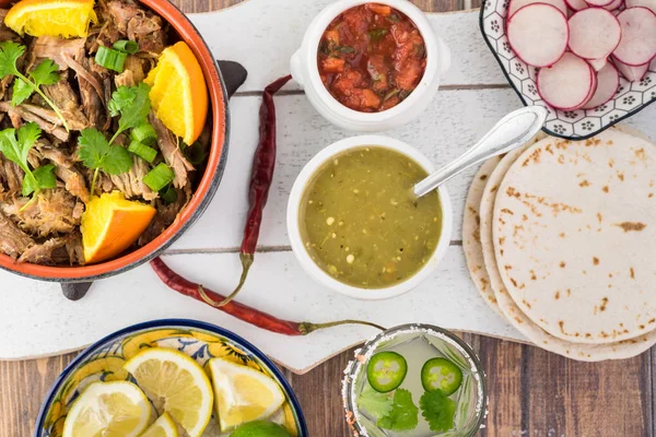 メキシコ料理。サルサヴェルデじっくり煮込んだポークの carnitas. — ストック写真