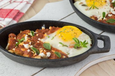 Büzgülü yumurta marinara ve beyaz peynir.