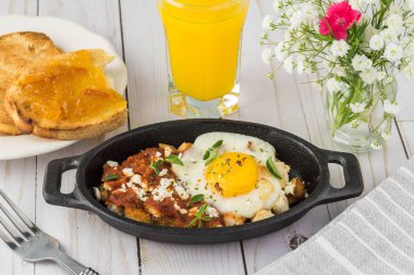 Büzgülü yumurta marinara ve beyaz peynir ile Kahvaltı.