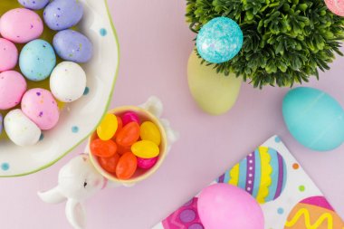 Parti tablo Easter kutlama için dekore edilmiş.