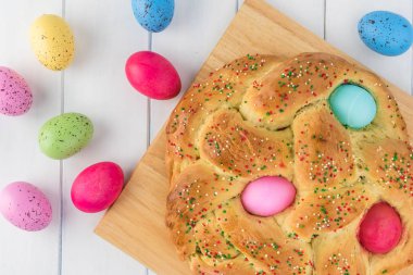 Ev yapımı Paskalya renkli yumurtalı ekmek.