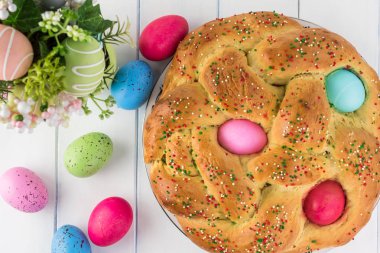 Ev yapımı Paskalya renkli yumurtalı ekmek.