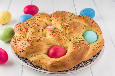 Ev yapımı Paskalya renkli yumurtalı ekmek.