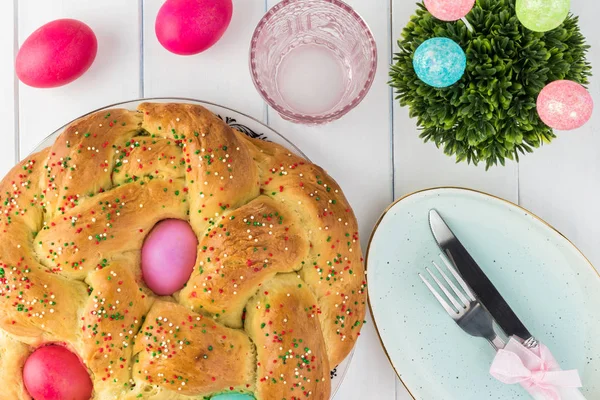 Ev yapımı Paskalya renkli yumurtalı ekmek.