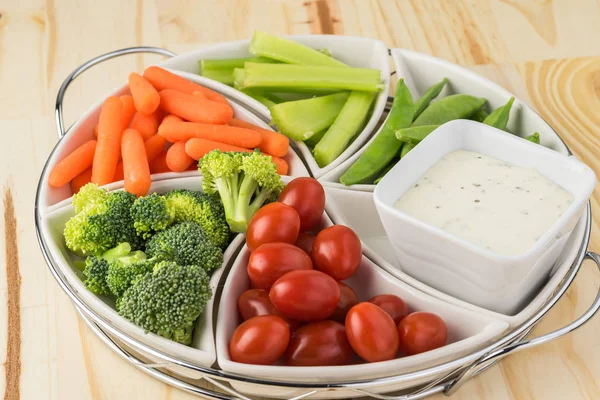 Nyttiga grönsaker snacks med dopp. — Stockfoto