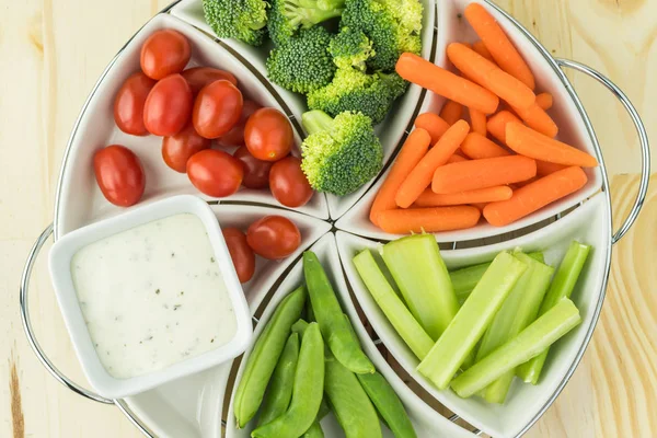 Nyttiga grönsaker snacks med dopp. — Stockfoto