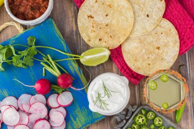 Ev yapımı vejetaryen mısır tacos refried fasulye ile için malzemeler