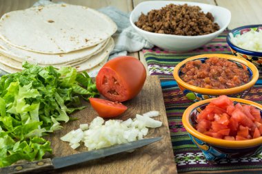 Ev yapımı sığır eti yemek için malzemeler.