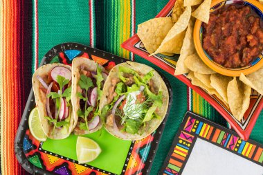 Vejetaryen mısır tacos ile kızartılmış fasulye andvegetables.