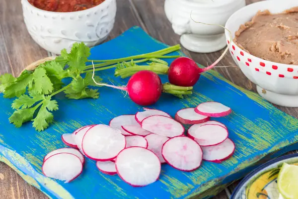 Összetevők házi vegetáriánus kukorica taco és olajban sütött bab — Stock Fotó