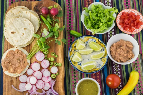 Ingredients for homemade vegetarian corn tacos with refried bean — Stock Photo, Image