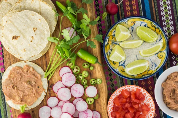 Ingredients for homemade vegetarian corn tacos with refried bean — Stock Photo, Image